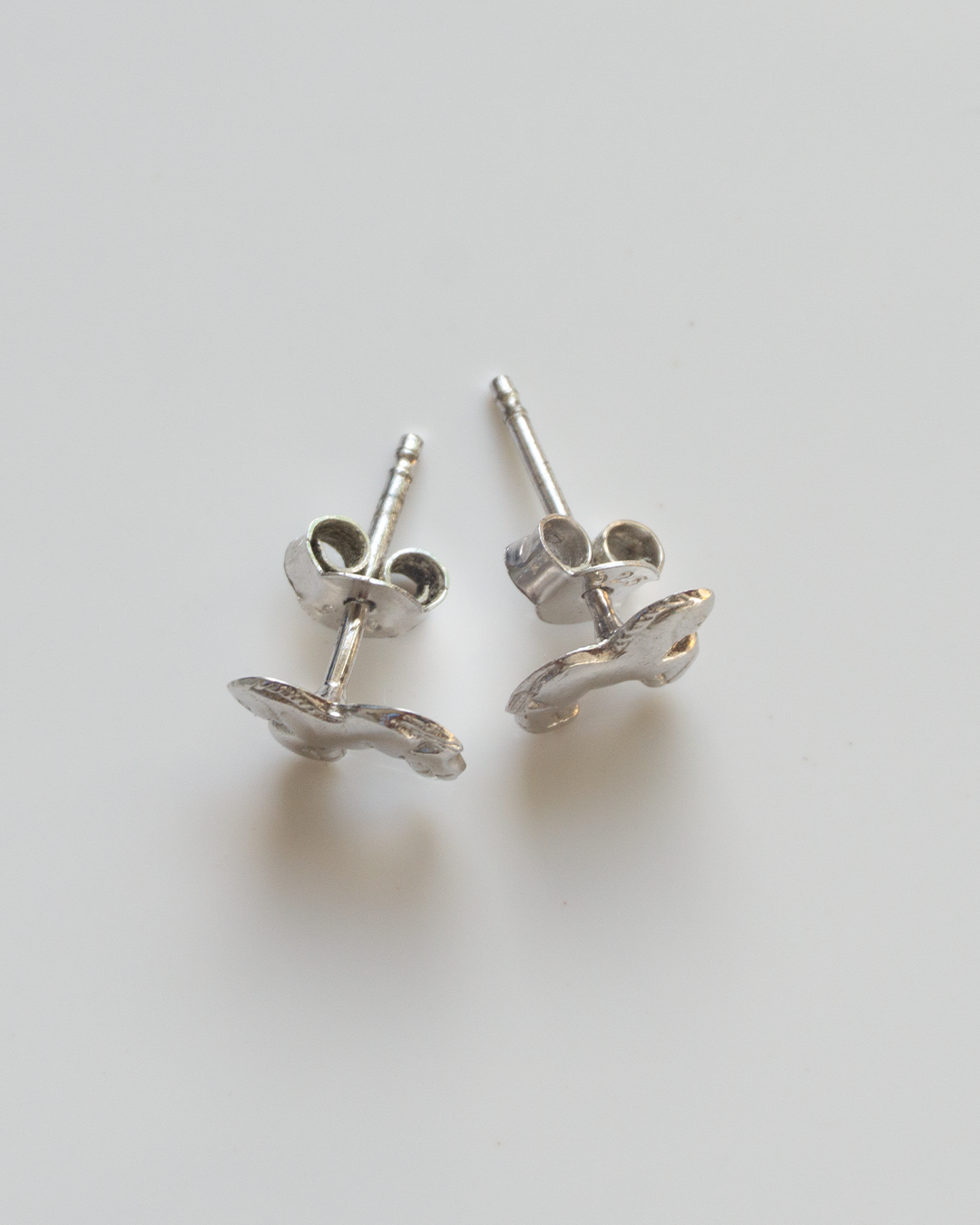 silberne Feuerpferd-Ohrstecker