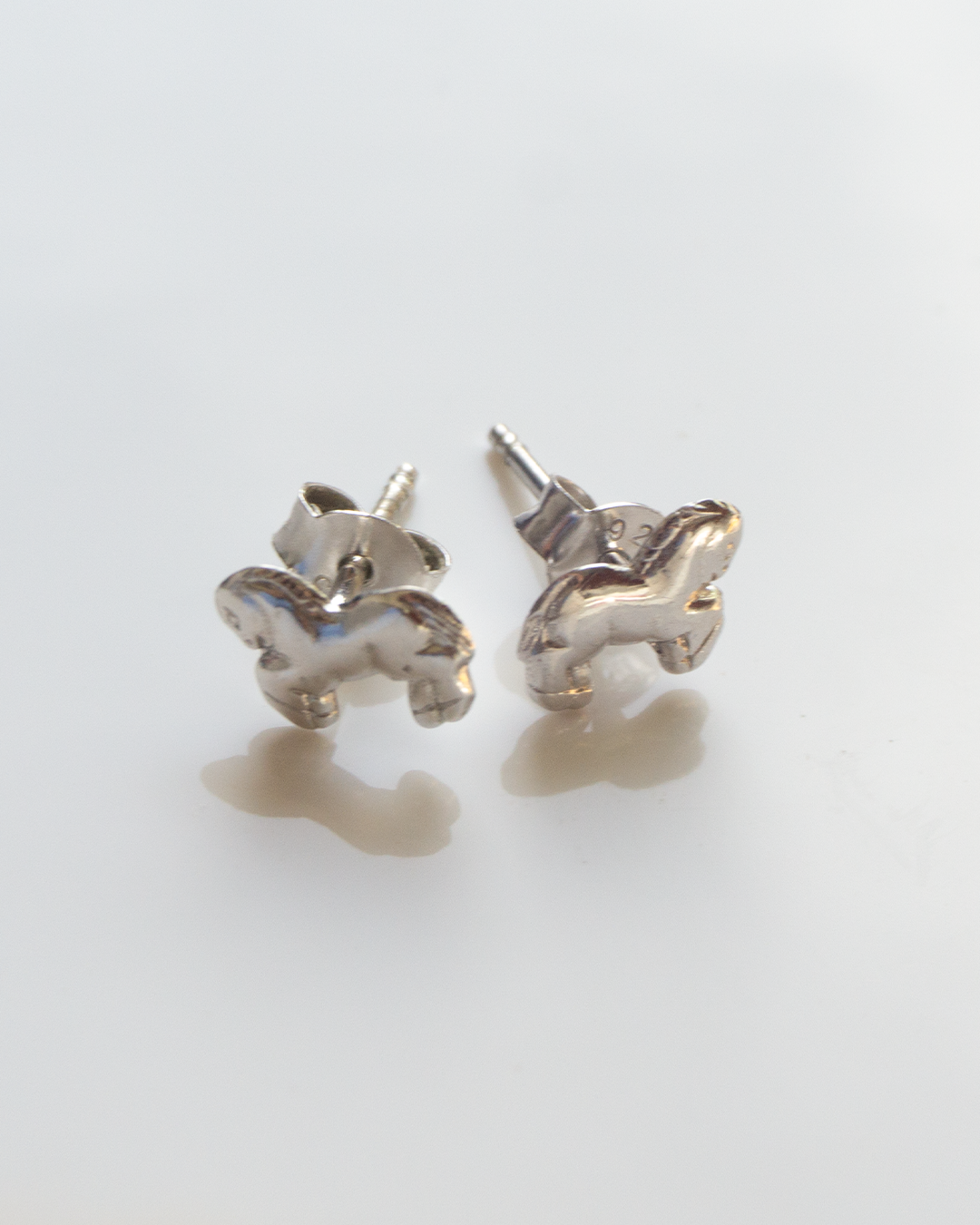silberne Feuerpferd-Ohrstecker