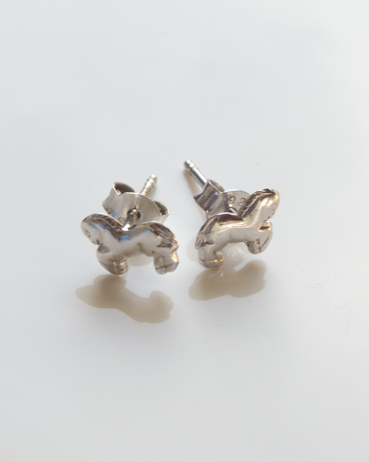 silberne Feuerpferd-Ohrstecker
