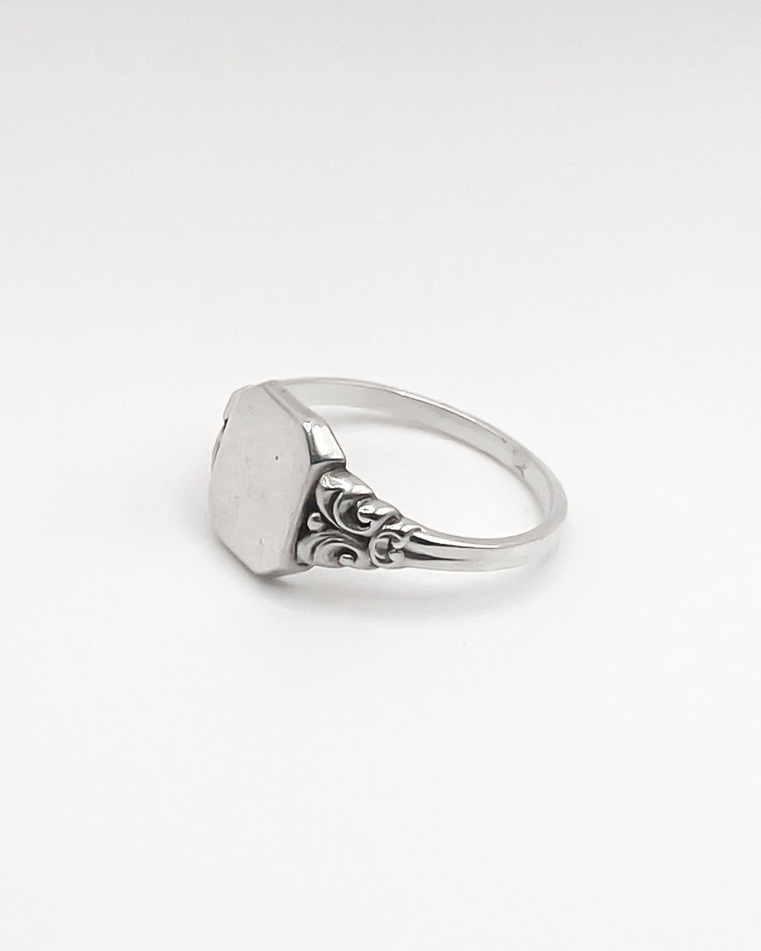 ornament signet ring