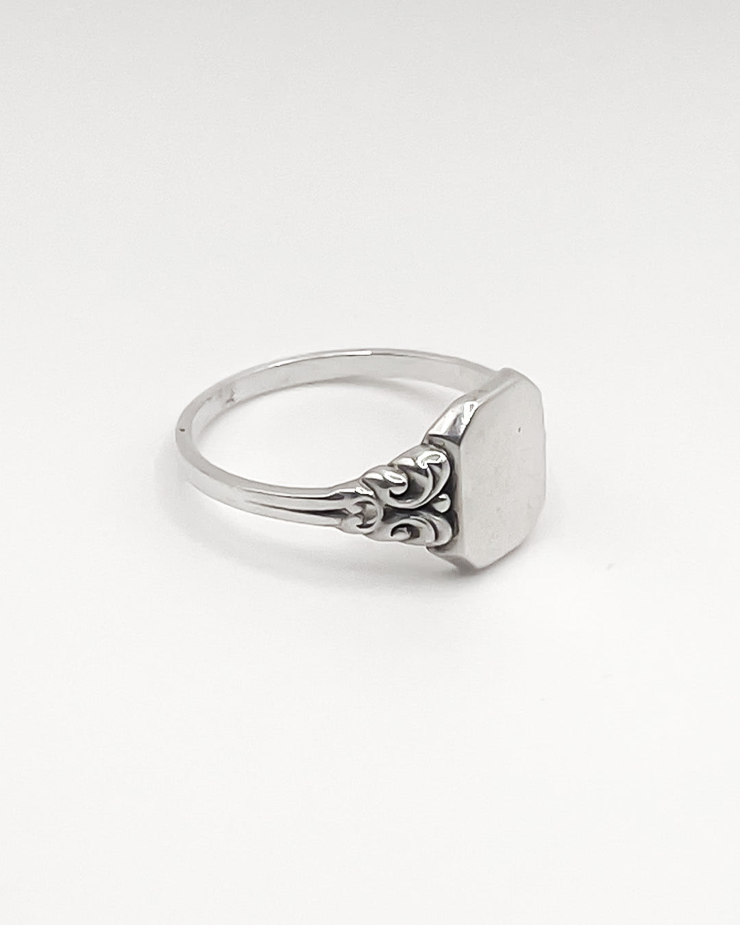 ornament signet ring