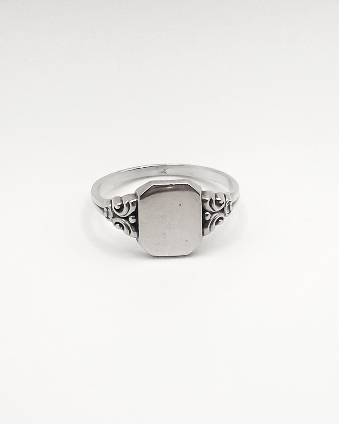 ornament signet ring